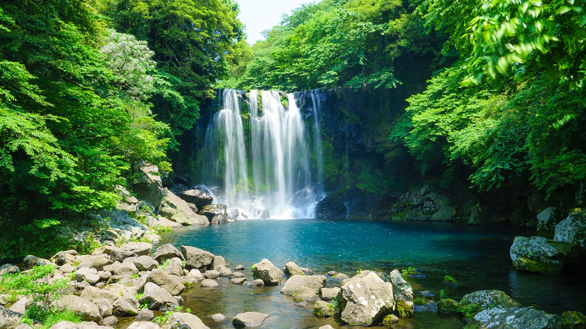 Cheonjeyon Wasserfall und Yakcheonsa Tempel