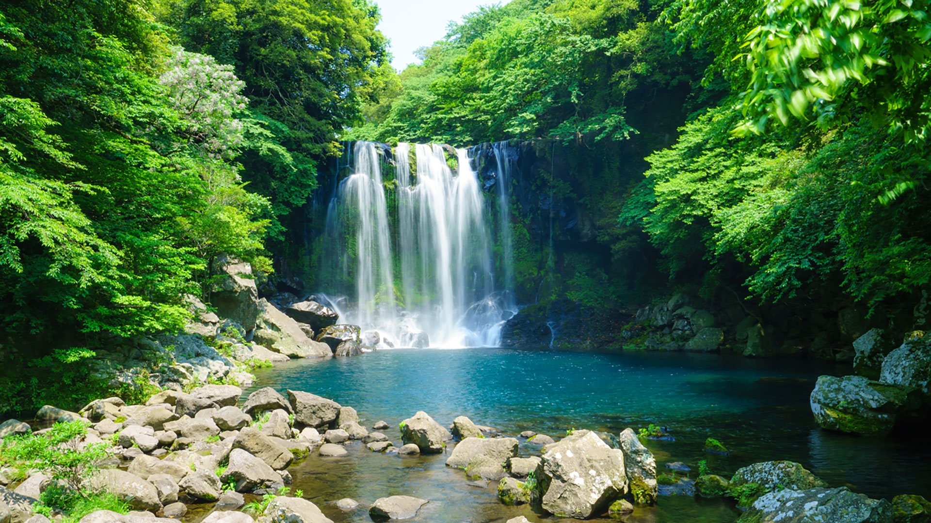 Cheonjeyon Wasserfall und Yakcheonsa Tempel