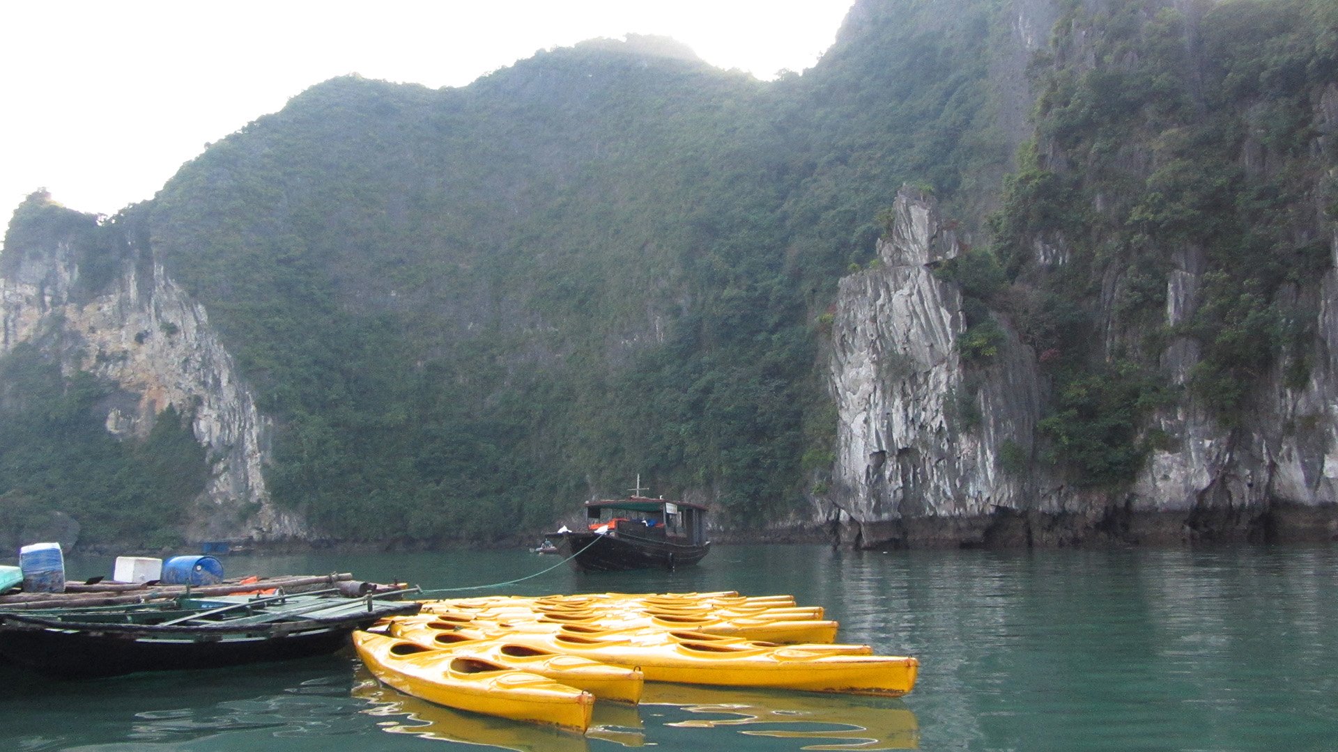 Mit dem Boot und dem Kajak durch die Halong-Bucht