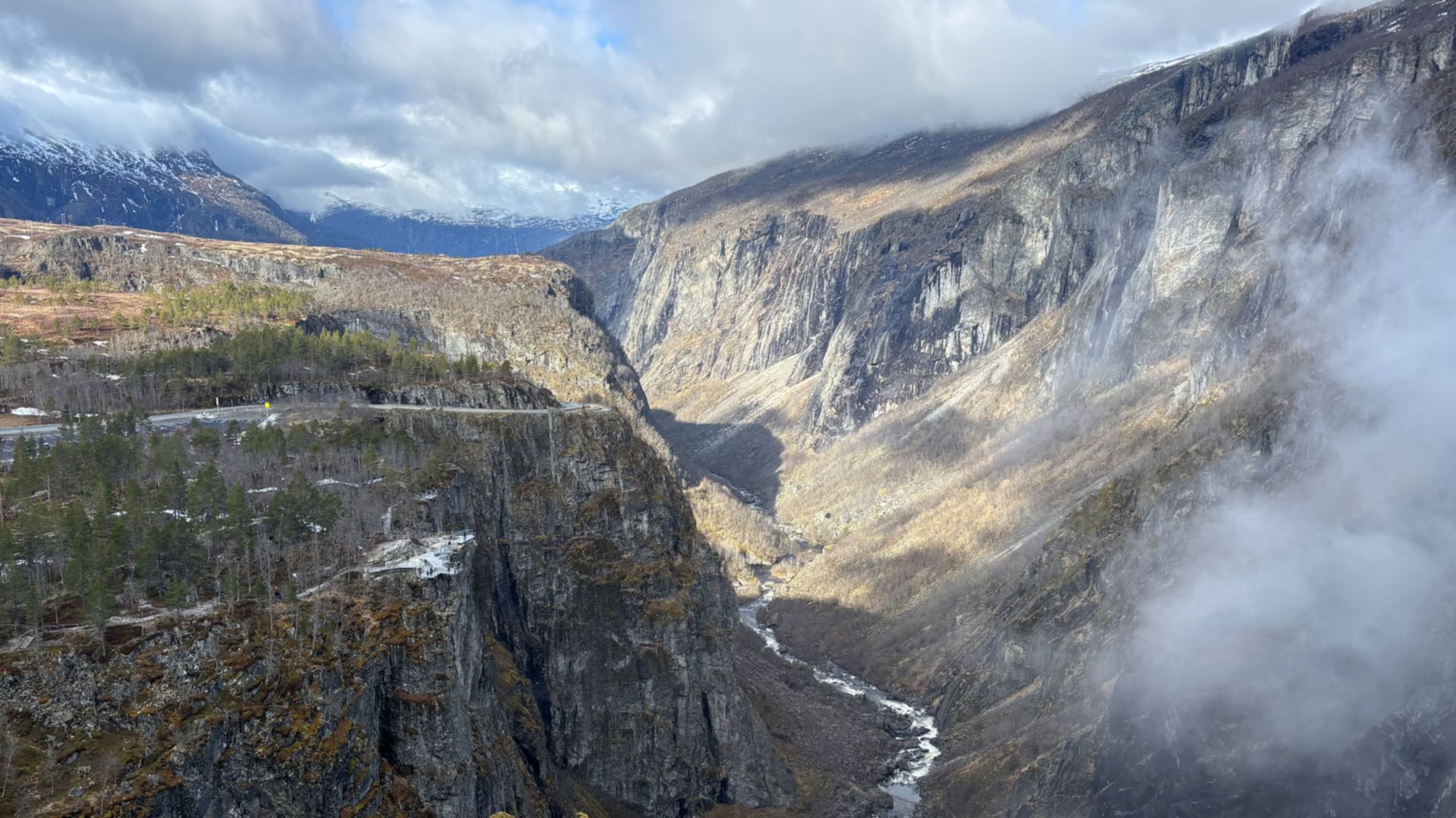 Norwegisches Naturzentrum und Vøringsfossen auf eigene Faust