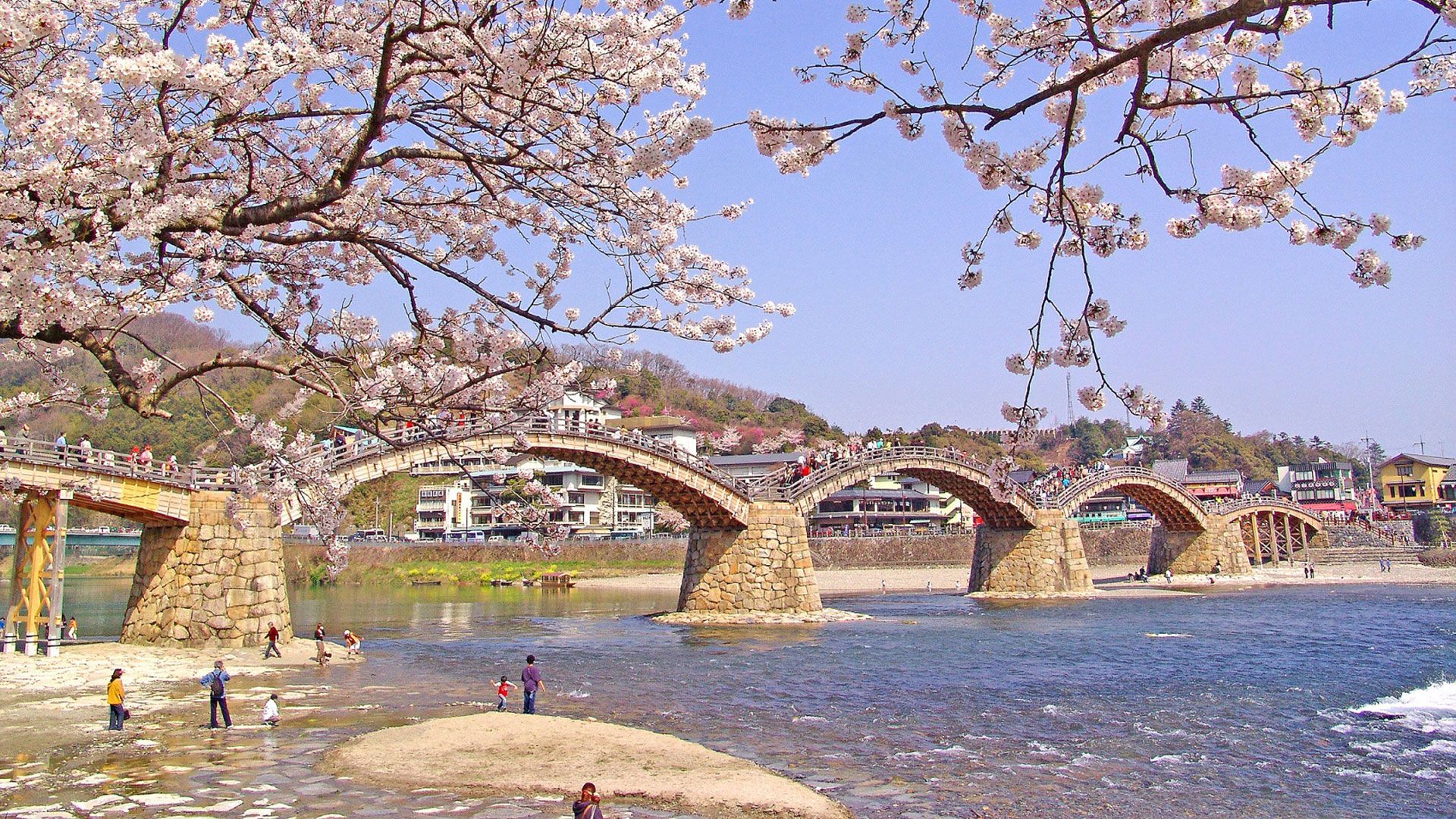Holzbogenbrücke Kintai und Hiroshimas Burg