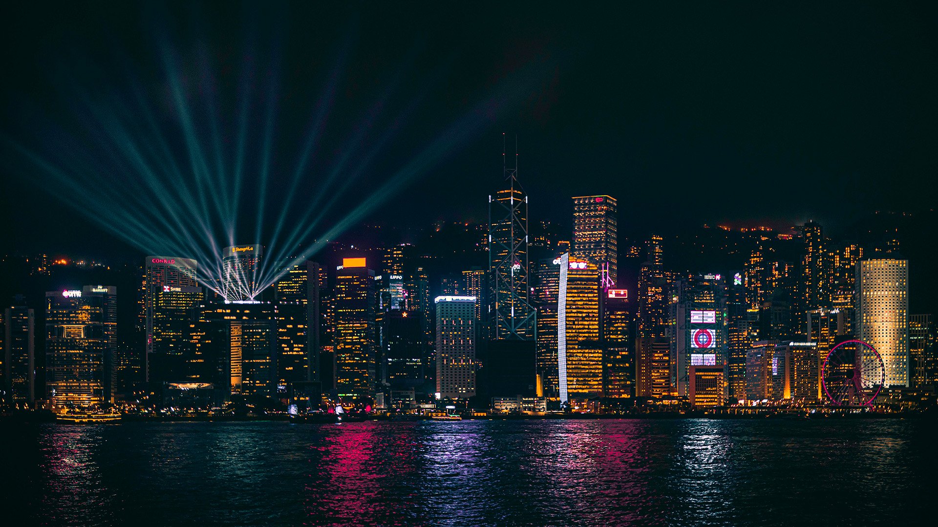 Hongkongs Skyline mit dem Boot und Show "Sinfonie der Lichter"
