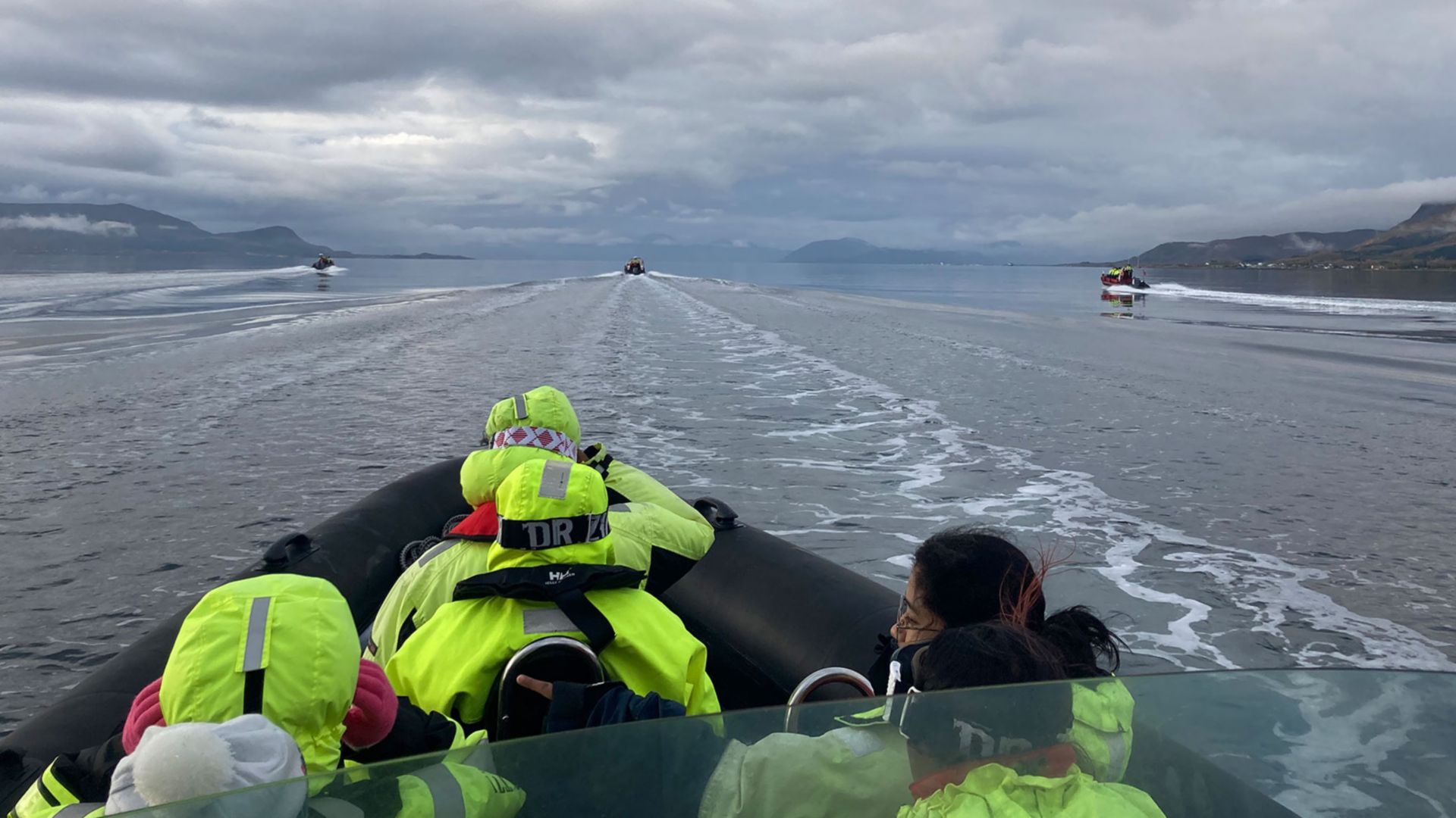 RIB Bootsfahrt entlang atemberaubender Landschaften