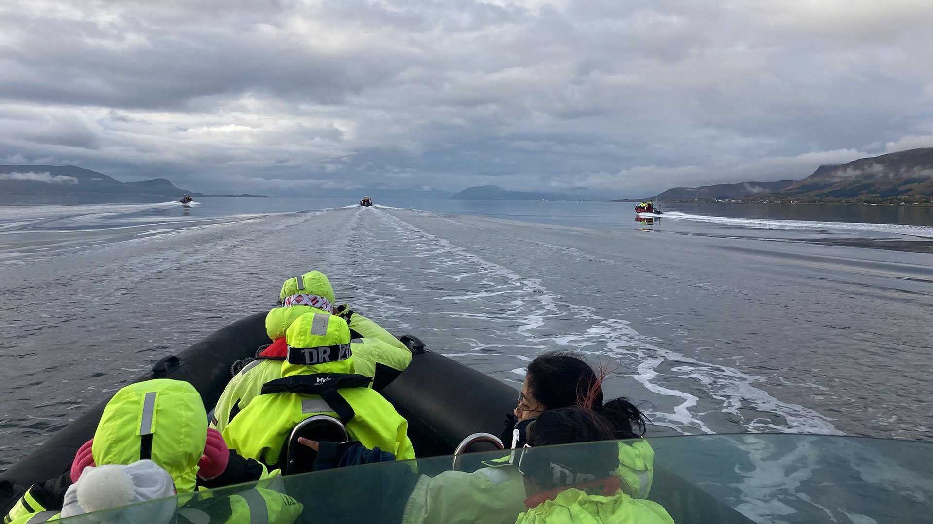 RIB Bootsfahrt entlang atemberaubender Landschaften