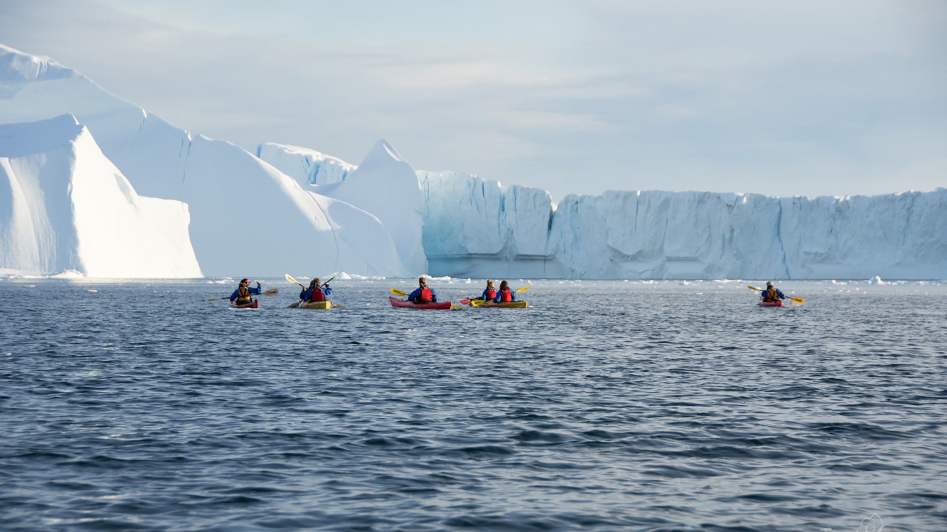 Mit dem Kajak auf dem Eisfjord