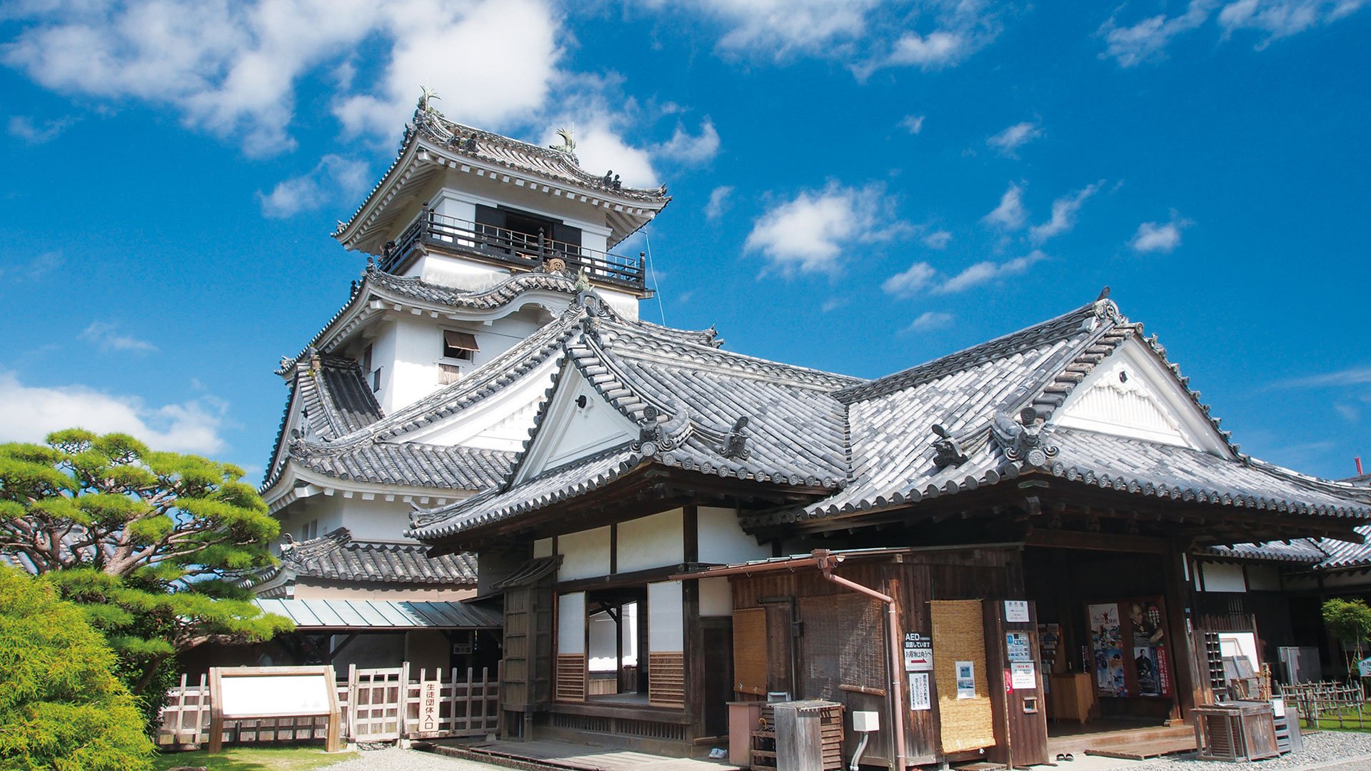 Traditionelle Flaggenkunst und Sake-Brauerei