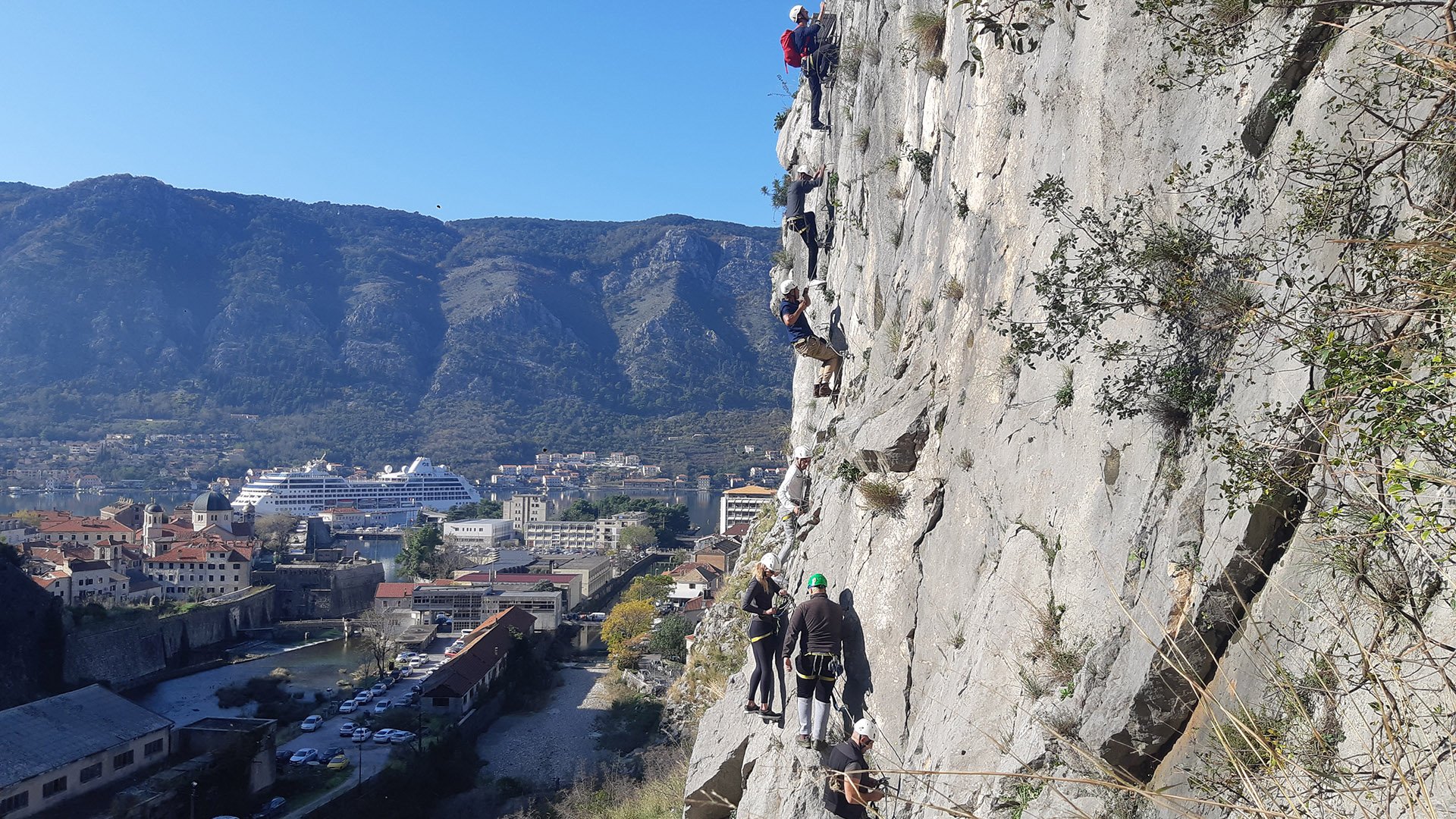 Hoch hinaus: Auf dem Klettersteig via Ferrata Kotor am Škurda-Canyon