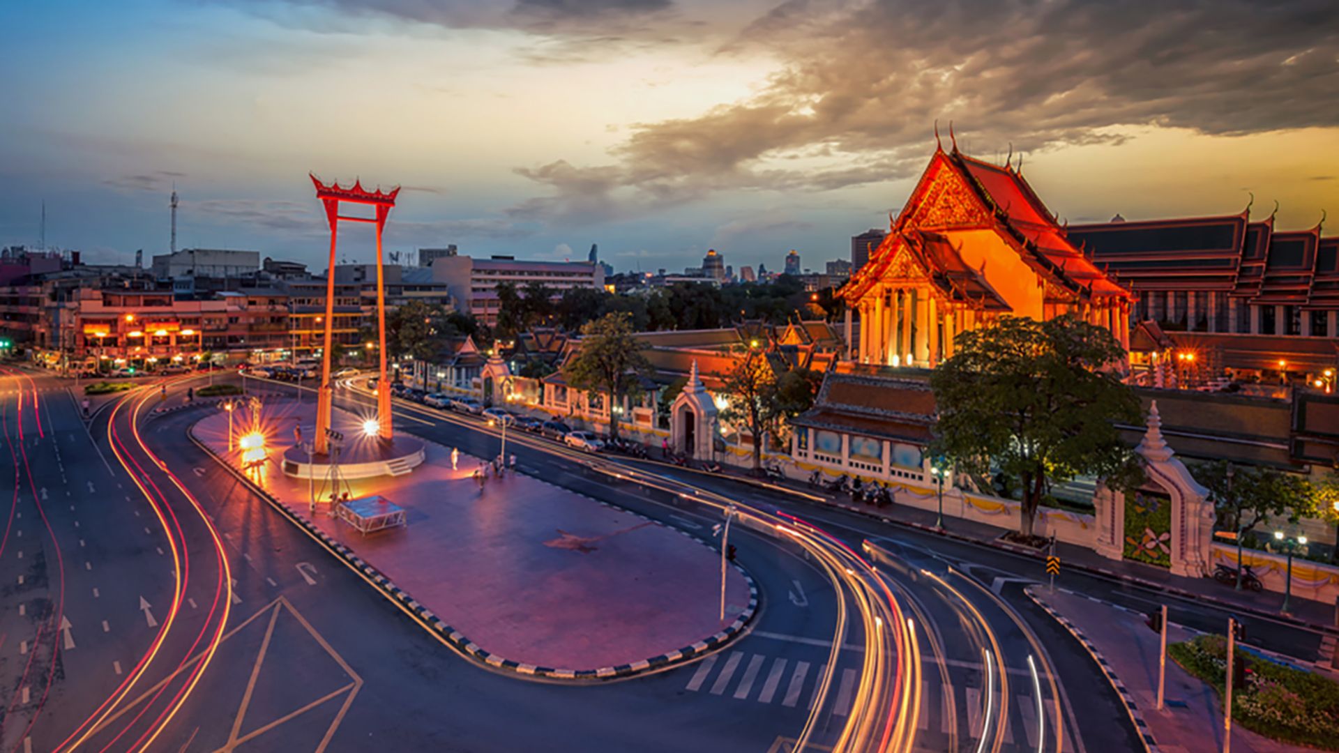 Bangkoks Khaosan Road und Wat Suthat am Abend