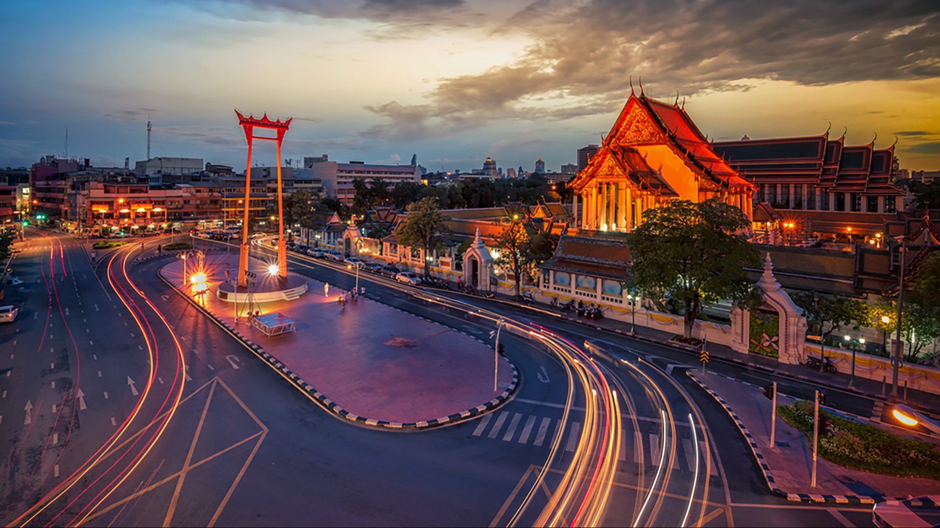 Bangkoks Khaosan Road und Wat Suthat am Abend 
