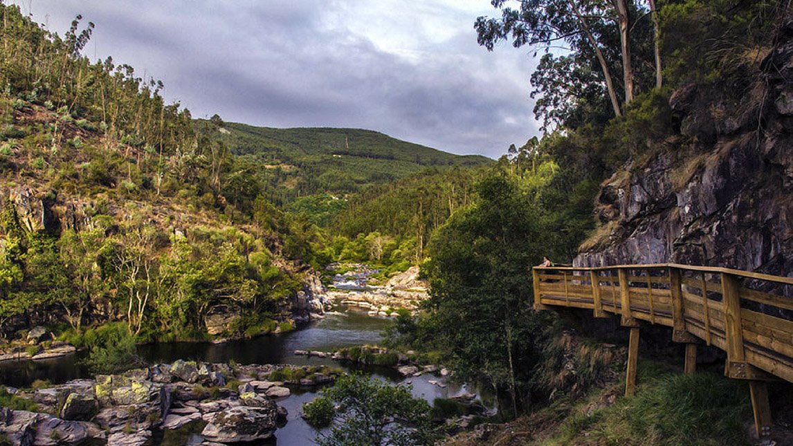 Wandern entlang des Flusses Paiva