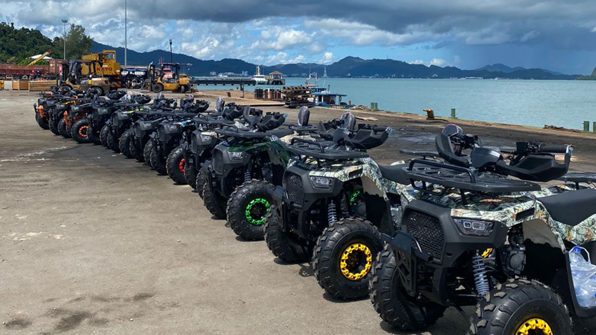 Pulau Tuba per Boot und ATV entdecken