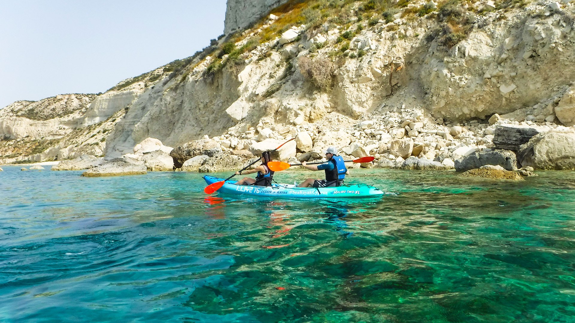 Mit dem Kajak vor der Insel Yeronisos