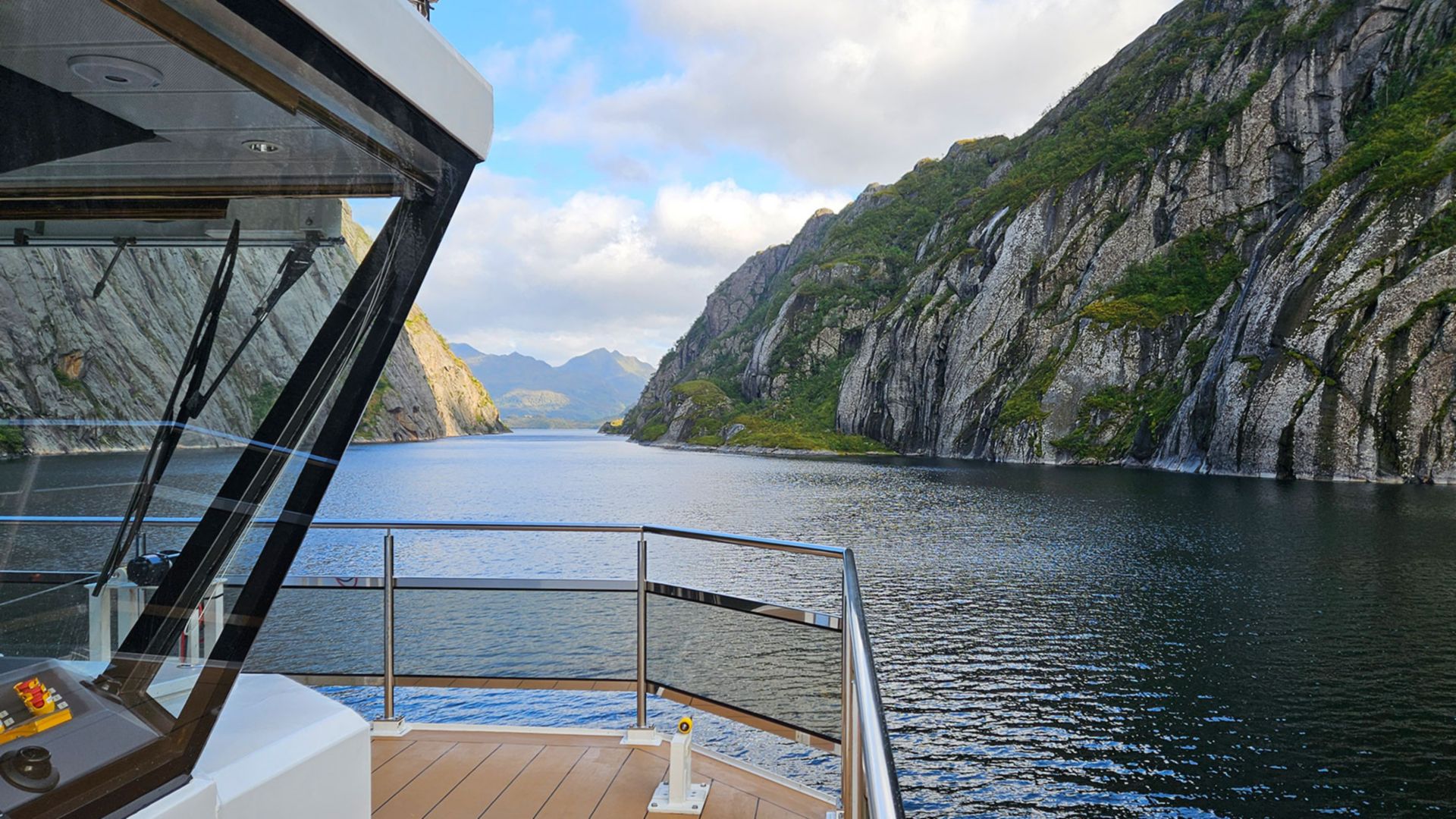 Per Bus und Boot zum atemberaubenden Trollfjord