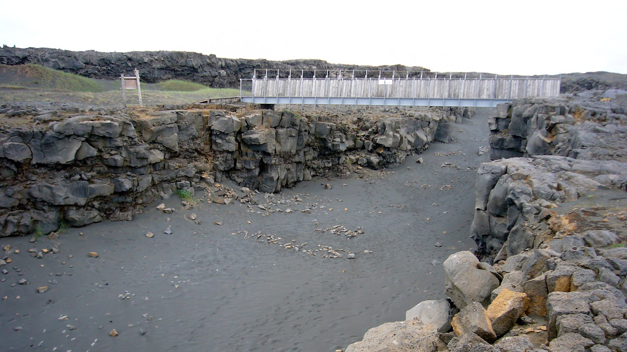 Geothermalgebiet, Brücke zwischen den Kontinenten und Wikingerschiff