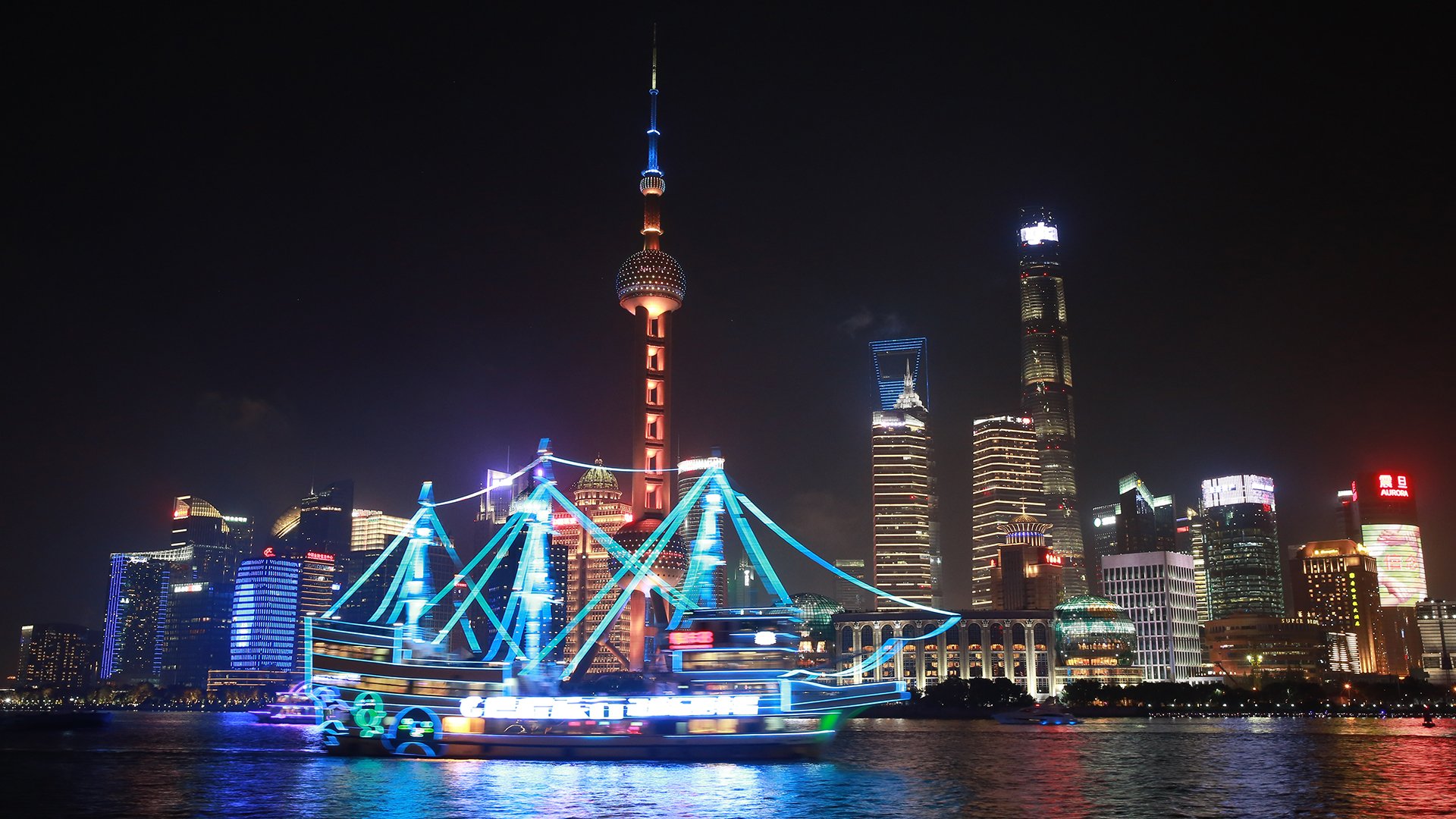 Shanghai bei Nacht: Der Oriental Pearl TV Tower und die Huangpu-Flussfahrt