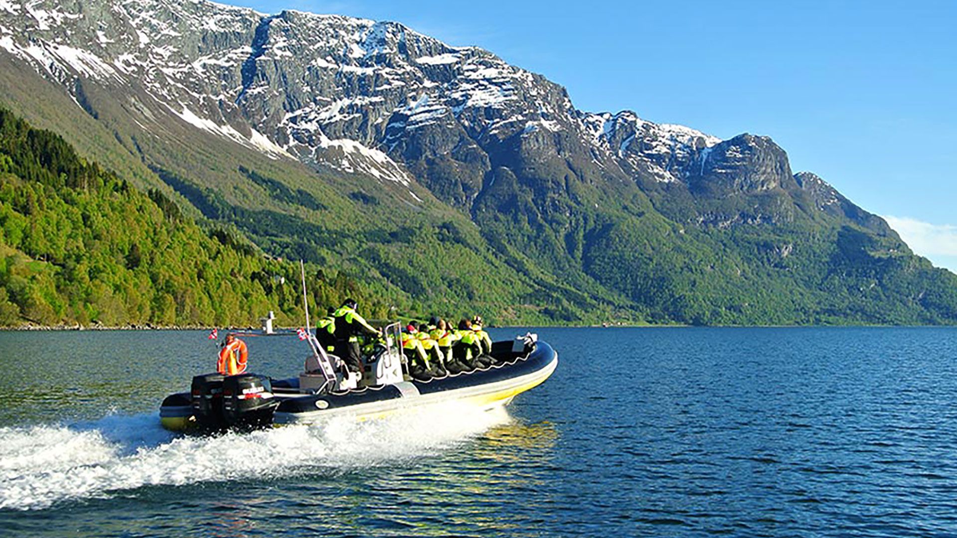 Rasante Motorbootfahrt und Wanderung zum Wasserfall