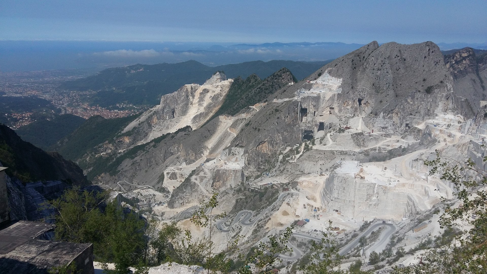 Mit dem Allrad zum Steinbruch des Carrara- Marmors