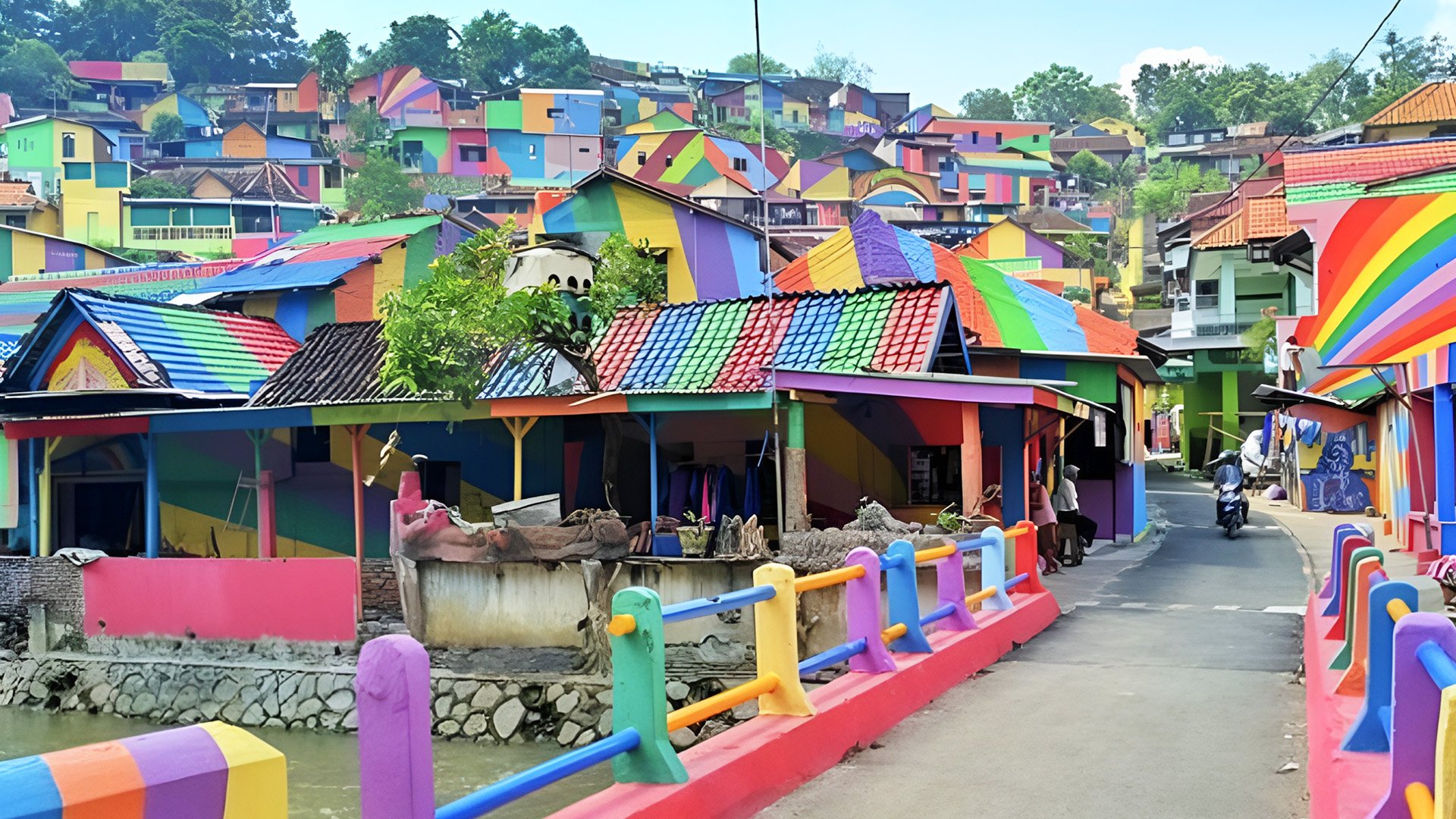 Farbenfrohes Regenbogendorf Kampung Pelangi