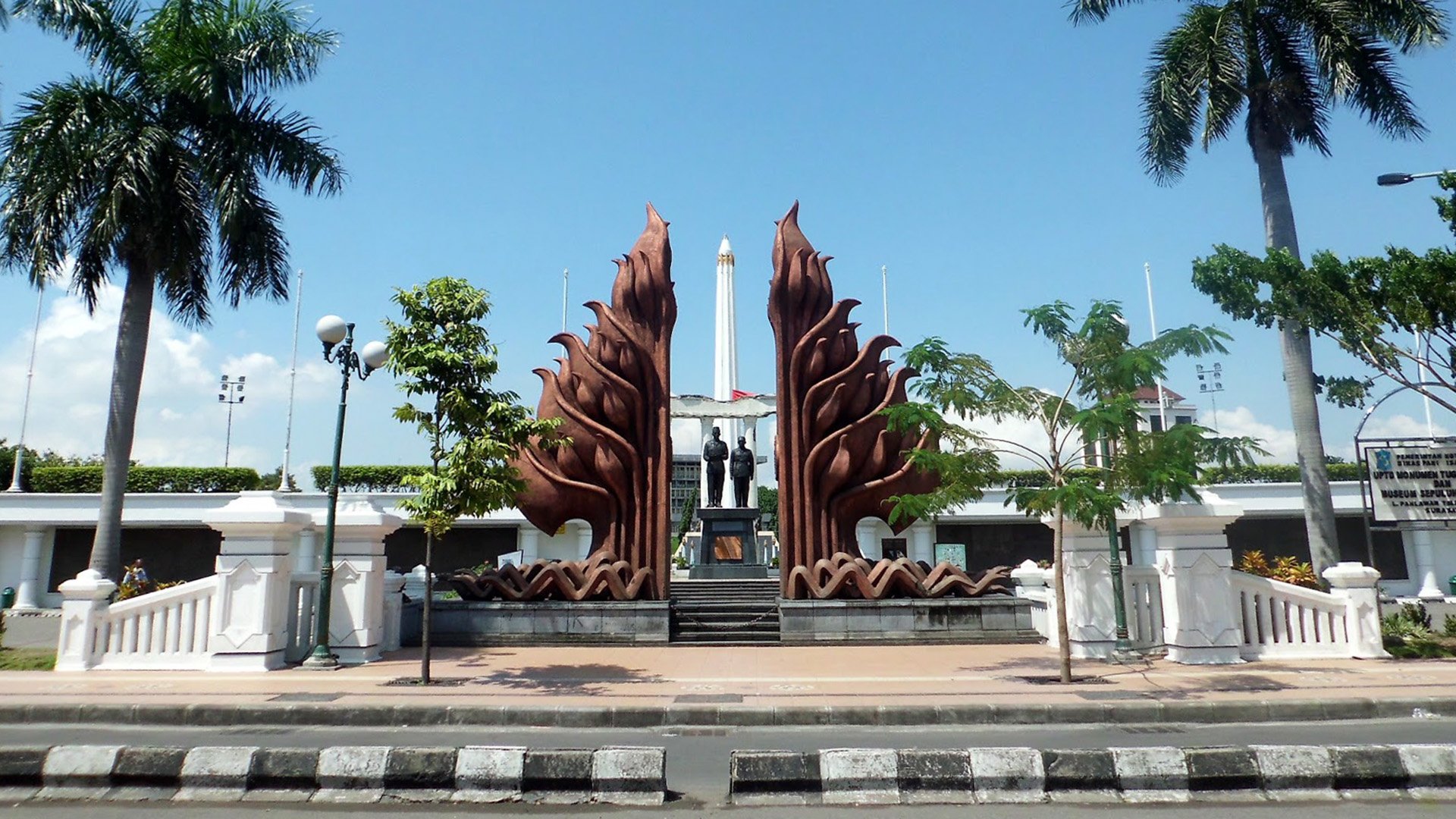 Surabayas Gegensätze und Besuch eines Marktes
