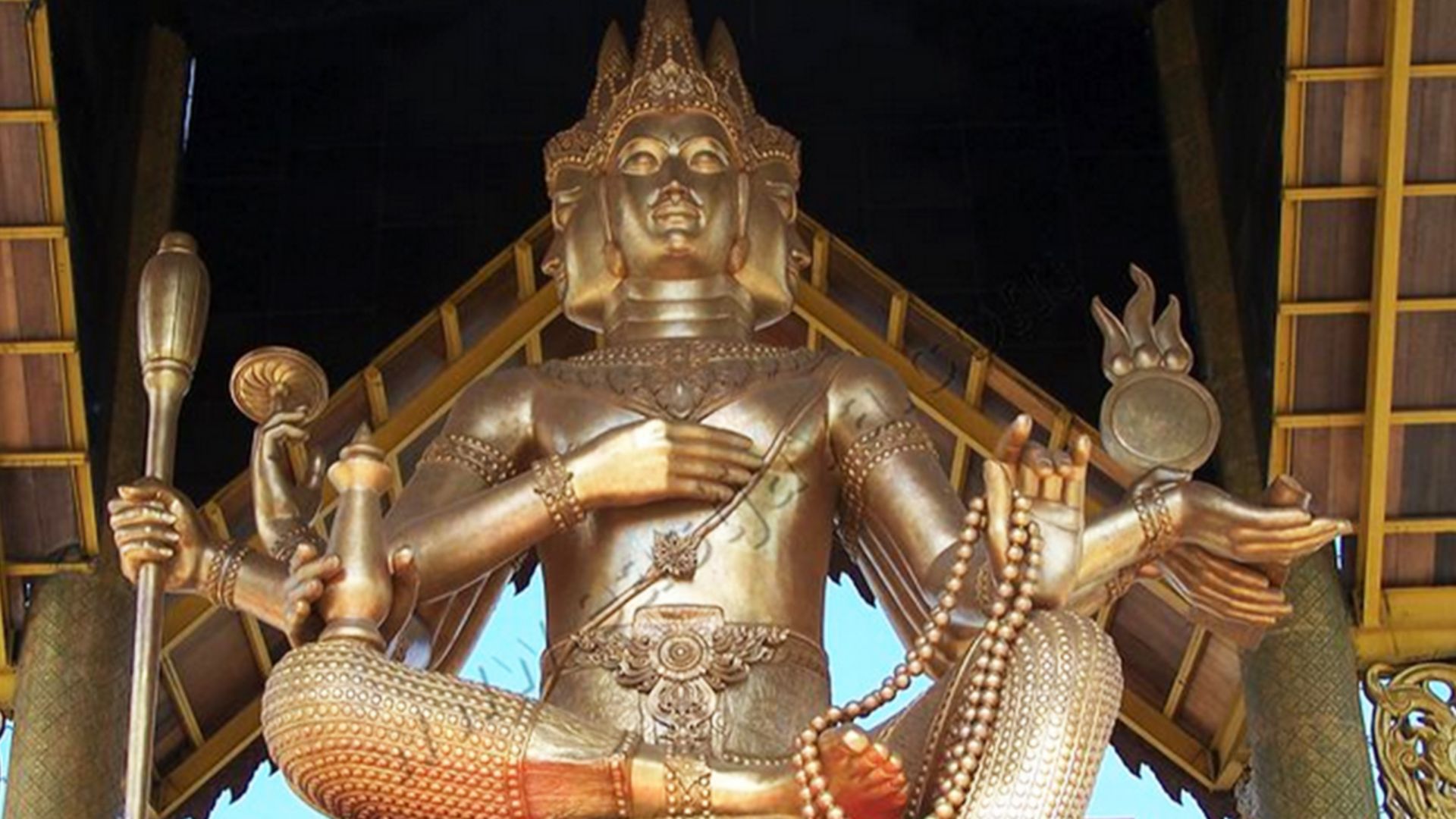 Sanggar Agung Tempel und goldener Buddha