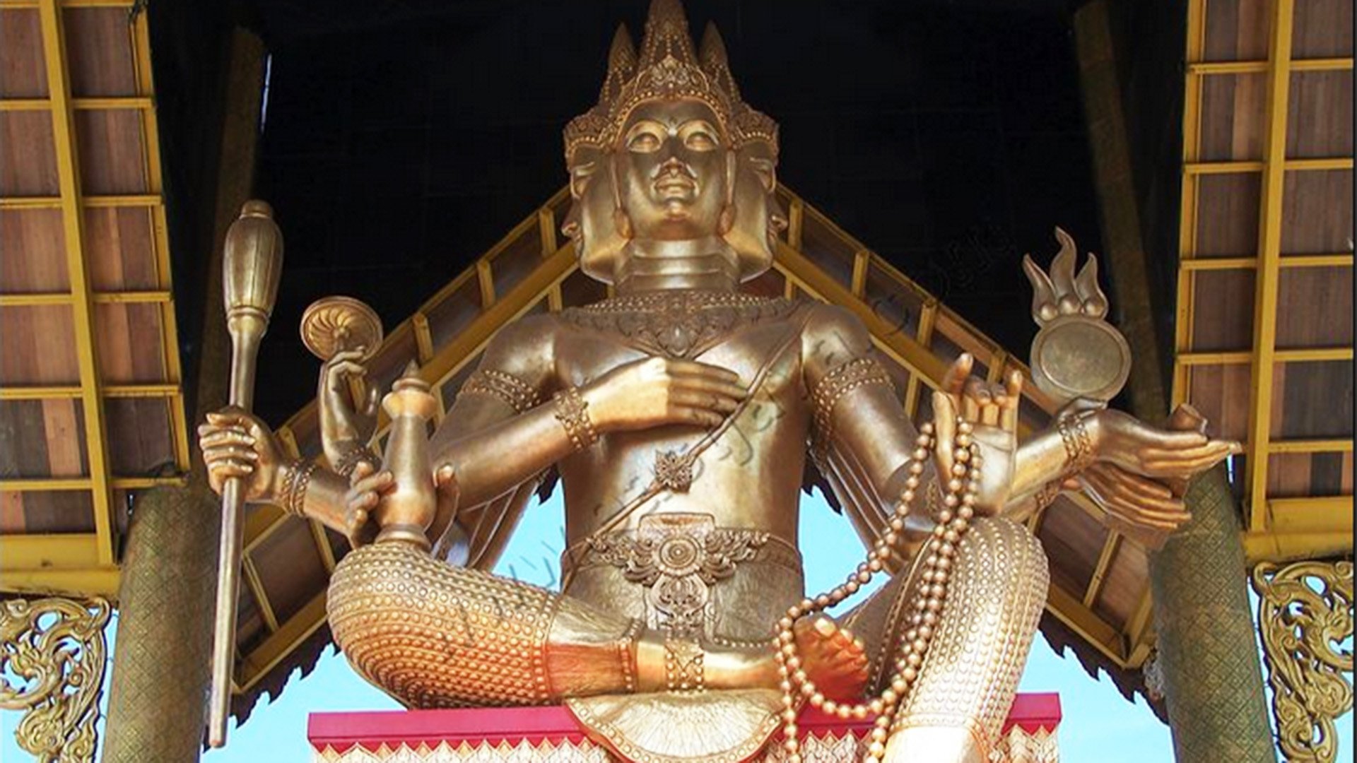 Die Tempel von Surabaya und goldener Buddha mit vier Gesichtern