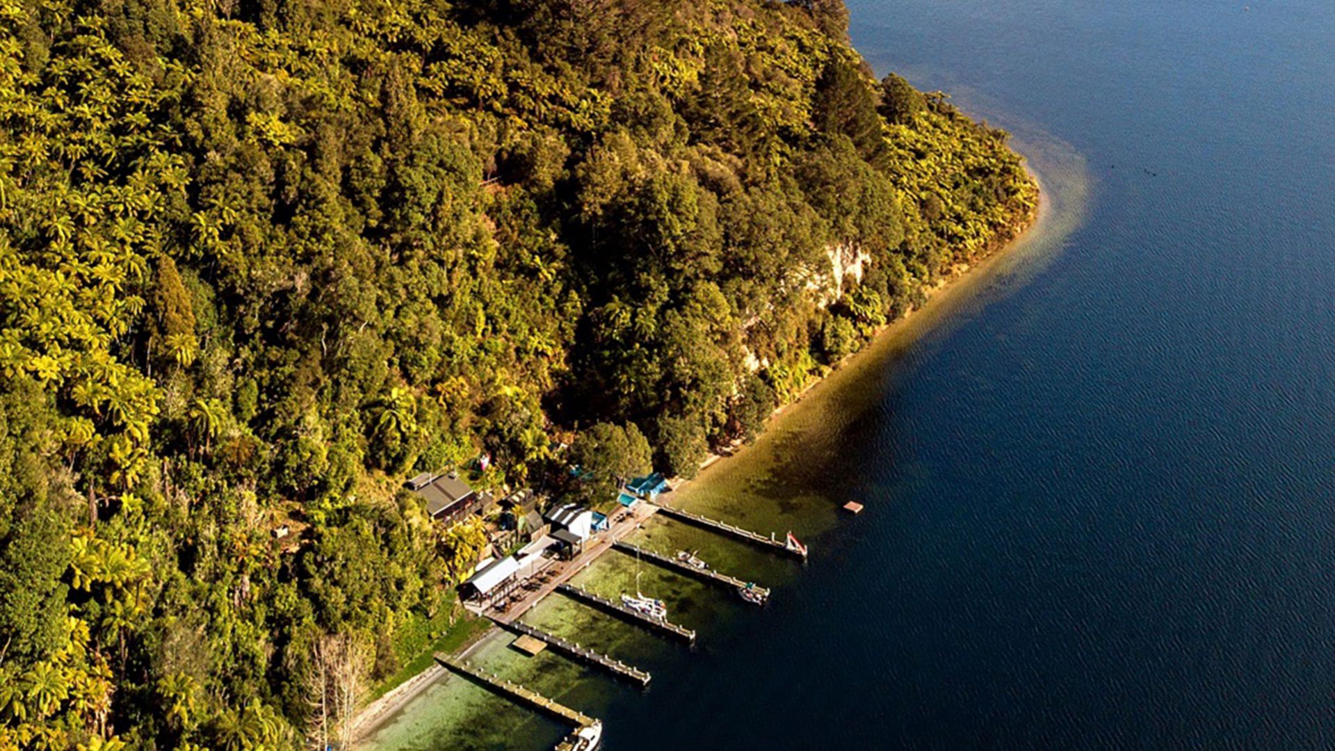 Katamaranfahrt auf dem Rooiti See