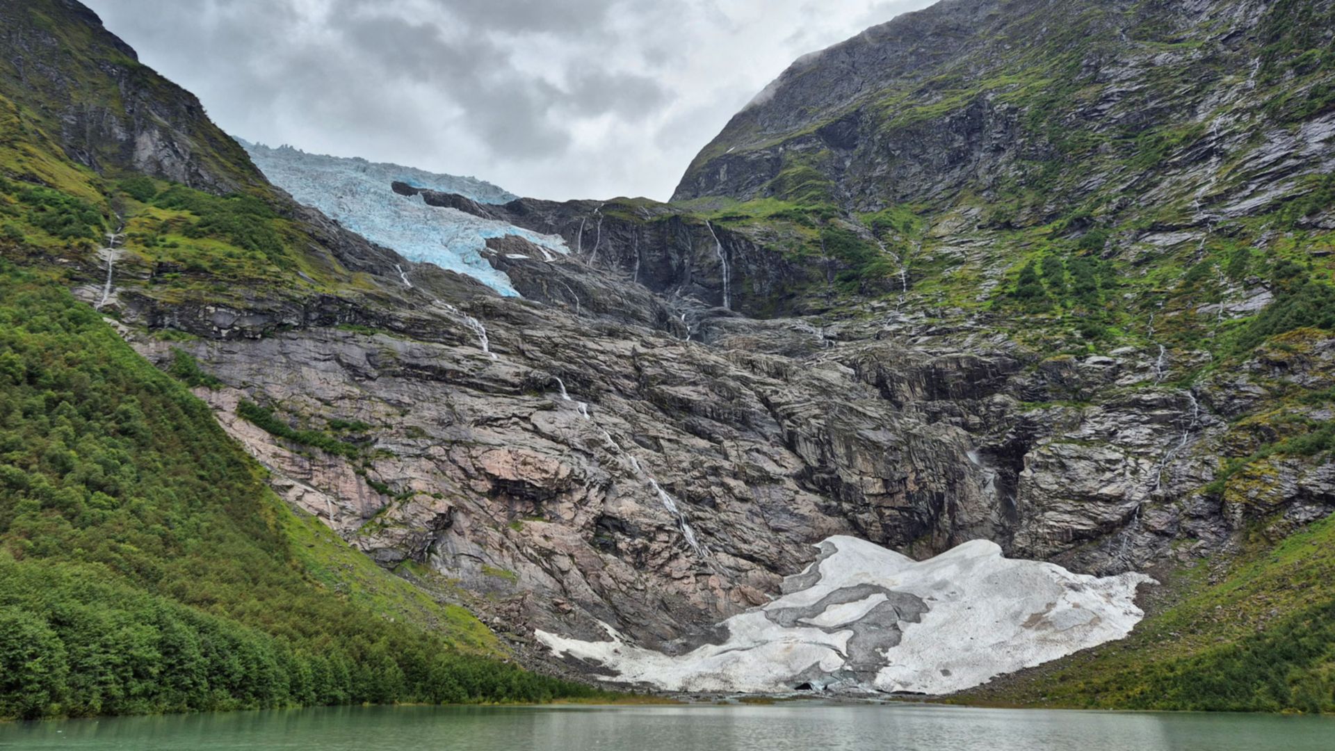 Norwegische Fjordlandschaften und Gletscher