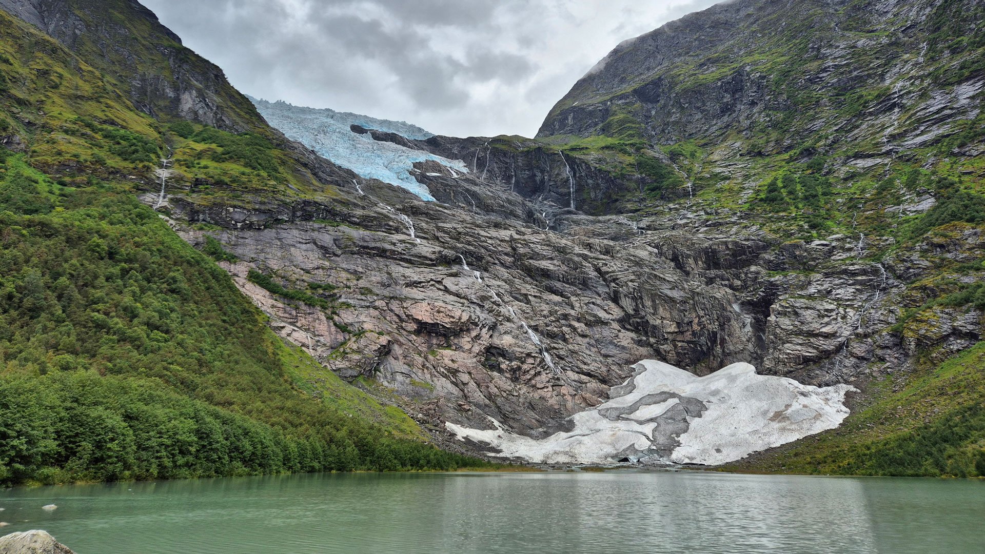 Norwegische Fjordlandschaften und Gletscher