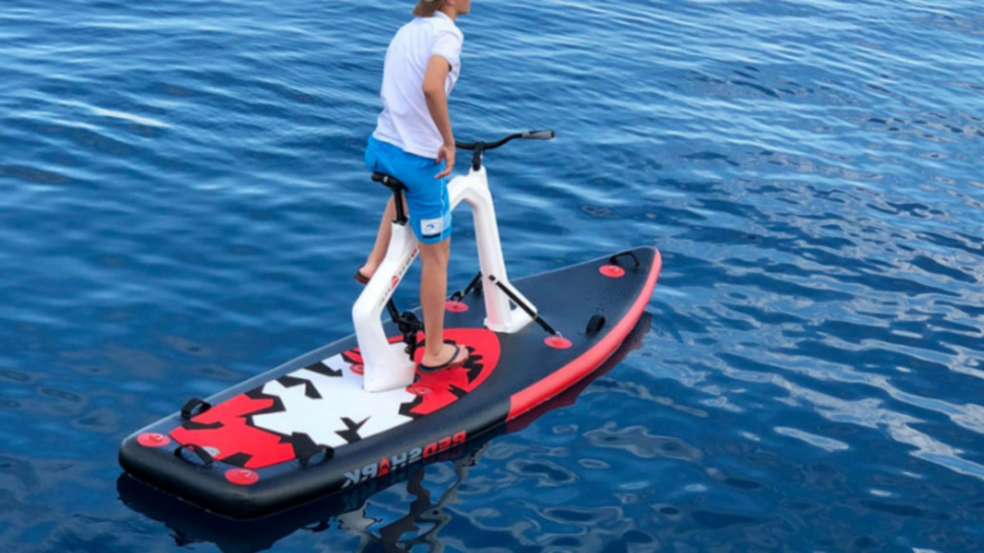 Mit dem Red Shark Bike auf dem Wasser