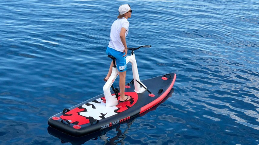 Mit dem Red Shark Bike auf dem Wasser