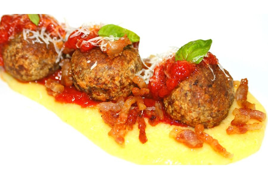 Polenta con polpette e sugo all?amatriciana