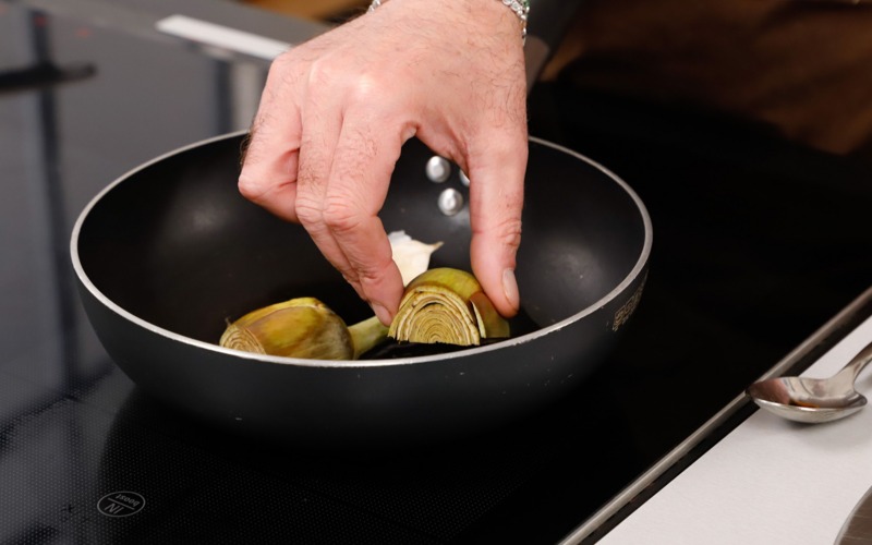 pulire i carciofi e cuocere i carciofi