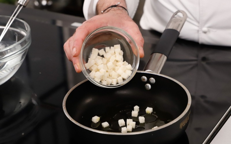 tagliare e tostare pane
