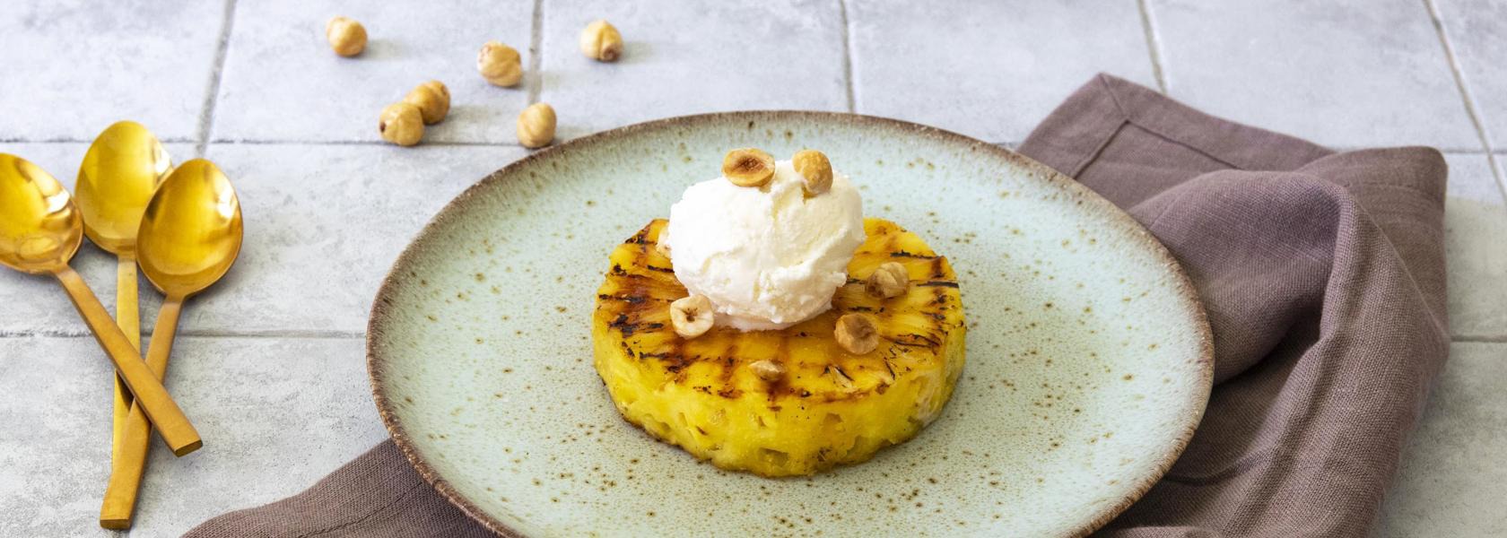ananas-grigliato-con-gelato-vaniglia-e-nocciole-tostate
