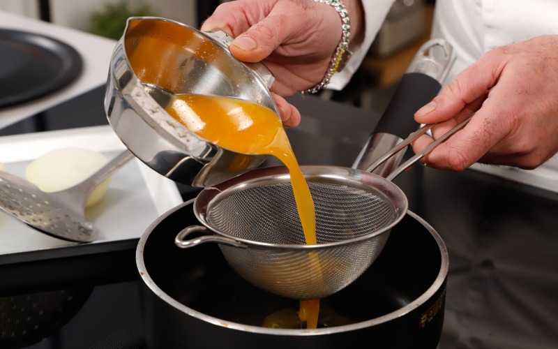 passare al setaccio il succo