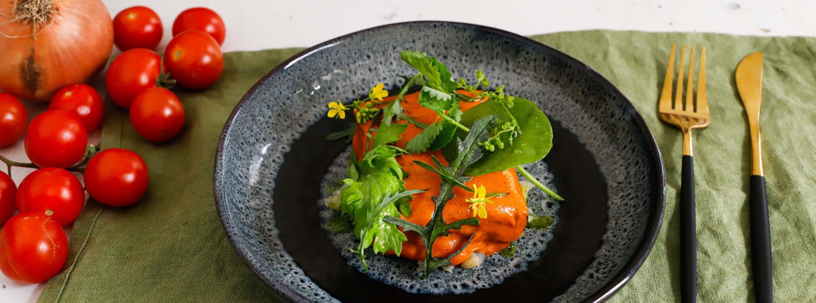 Anelli di cipolla, melanzane e pomodoro