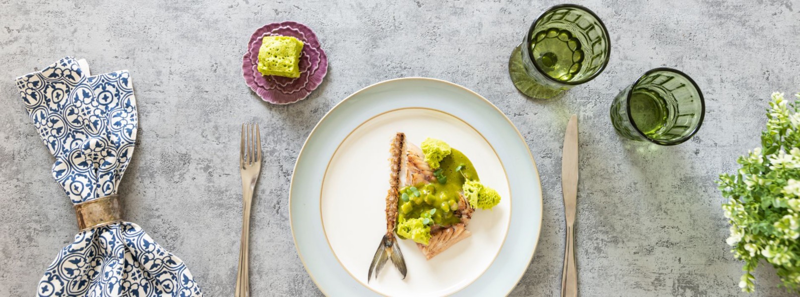 Sgombro, asparagi e salicornia