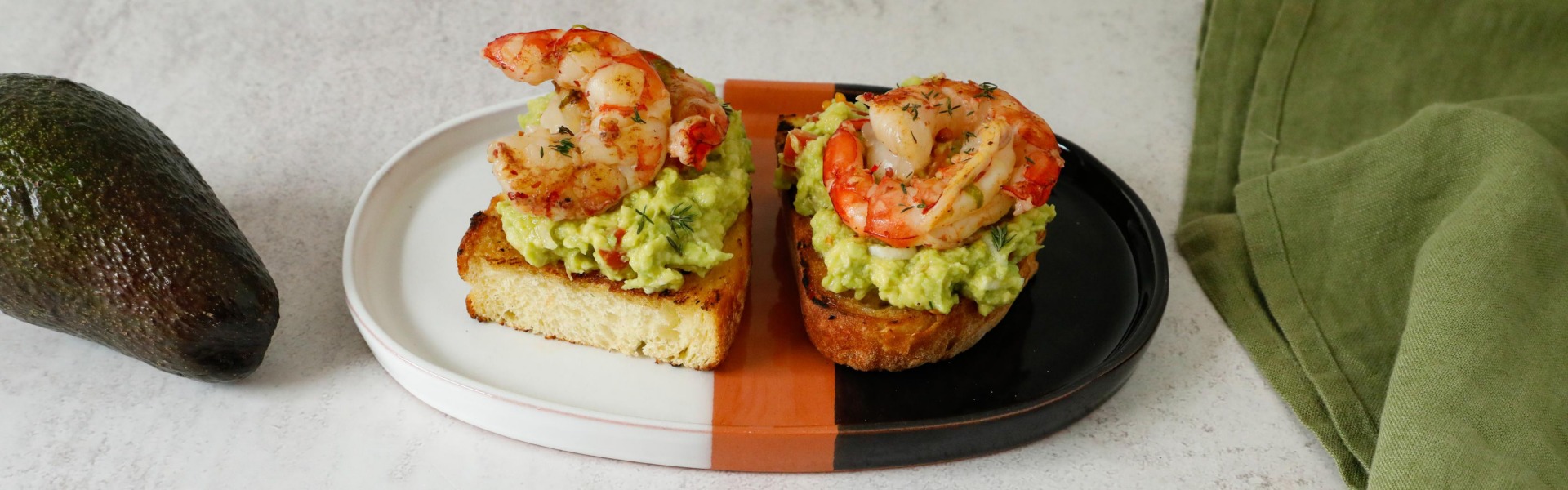 avocado-toast-con-gamberi