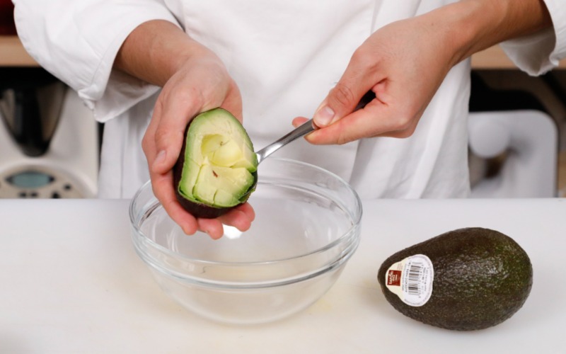 ricavare la polpa da avocado