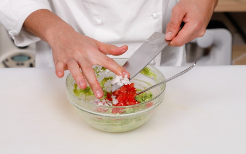 aggiungere cipollotto e condire il tutto