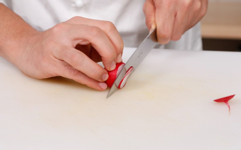 tagliare ravanelli finemente 