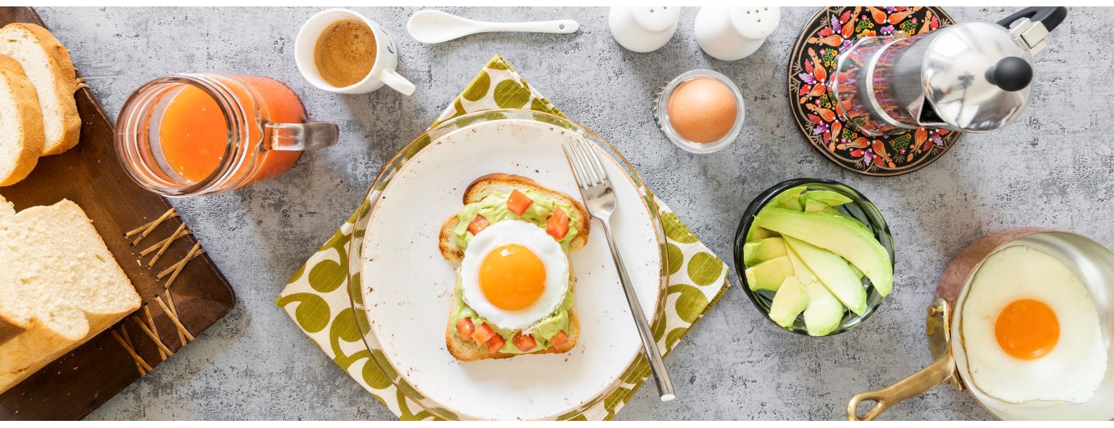 AVOCADO TOAST CON UOVA AL TEGAMINO