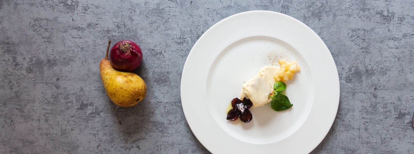 Baccalà al latte, pere e cipolle caramellate al balsamico