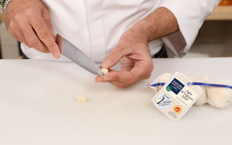 pulire spicchi d'aglio