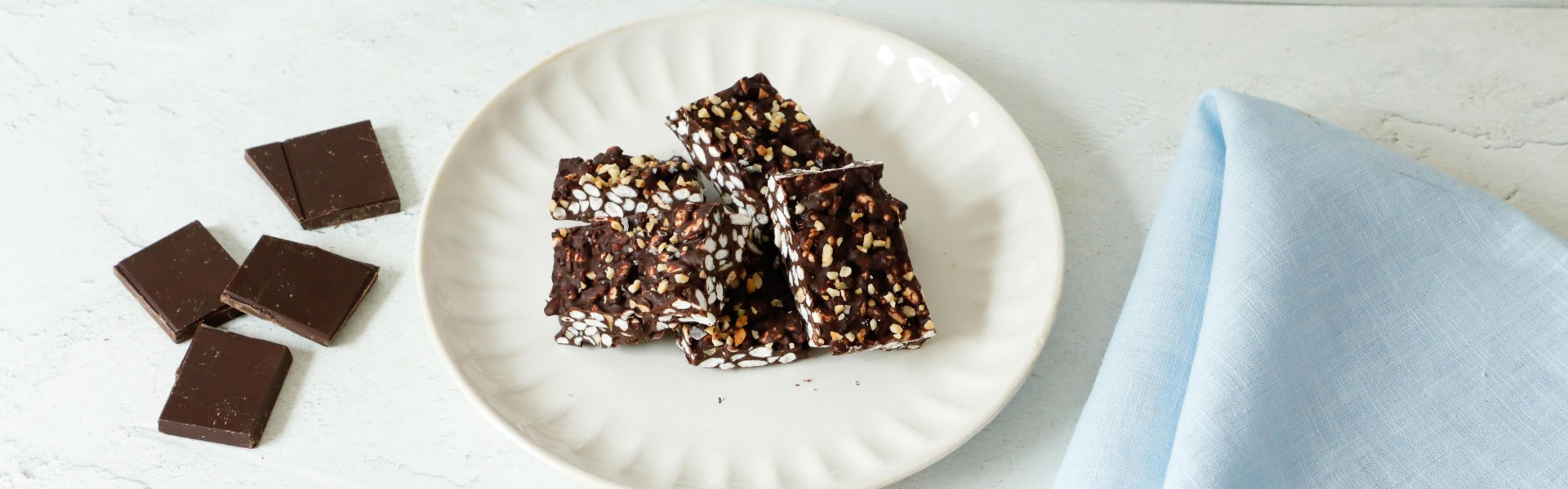 barrette-al-cioccolato-fondente-riso-soffiato-e-frutta-secca