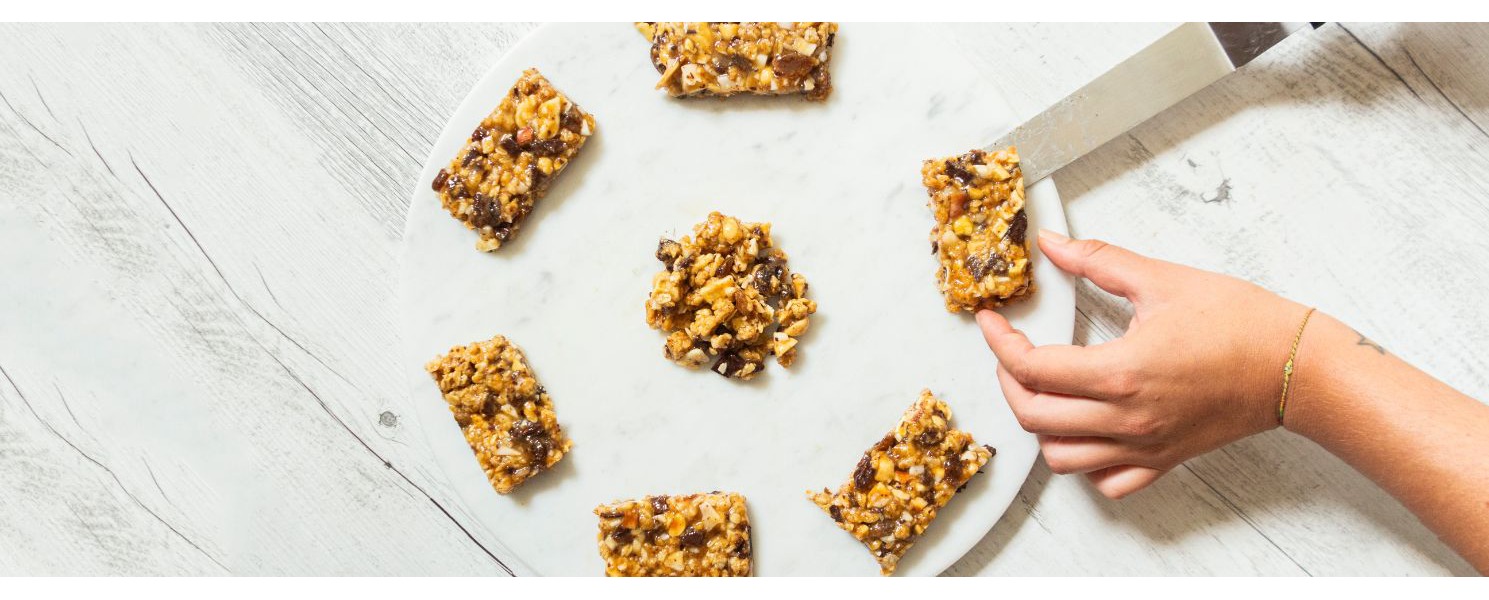 Barrette fatte in casa con muesli, miele e cioccolato