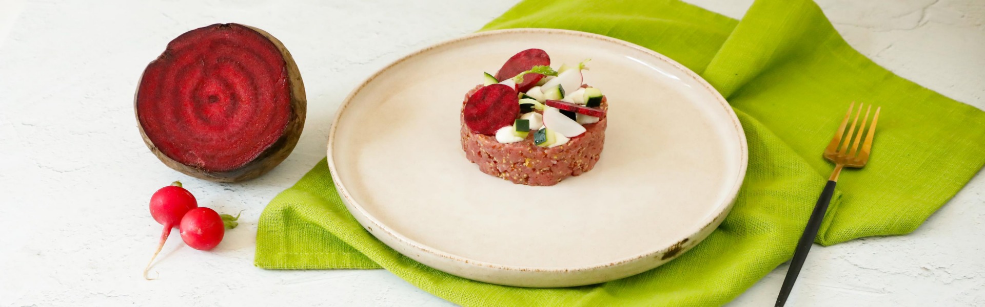 battuta-piemontese-con-senape-salsa-gorgonzola-e-verdure