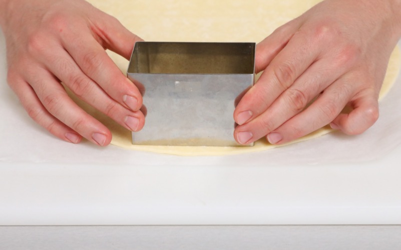 Formare biscotti salati con apposito strumento