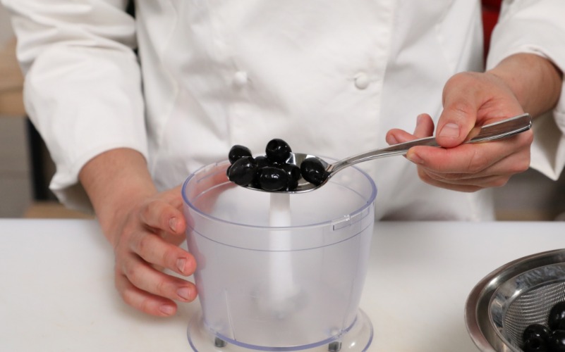 Frullare olive nere per formare il patè