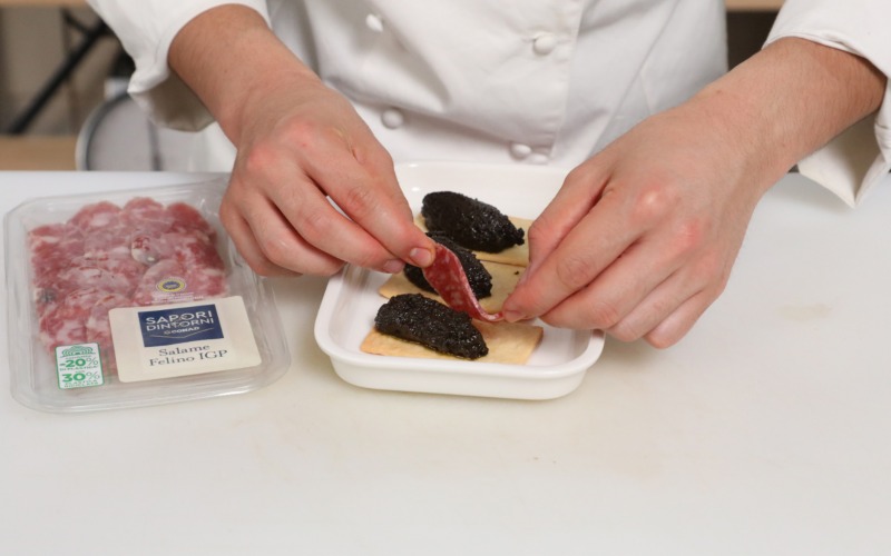 Biscotti salati con patè olive nere e salame felino